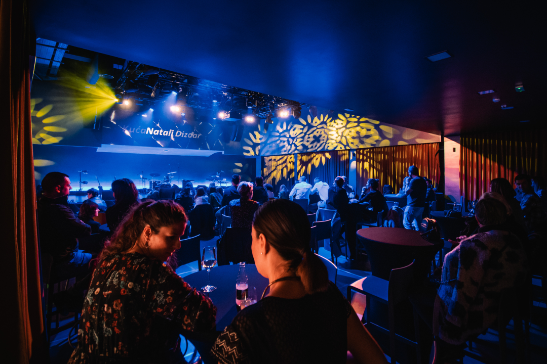 Natali Dizdar u ‘Arsenu’ u suzama otpjevala Arsenovu Zamijenit ću te gorim i proslavila 20 godina karijere