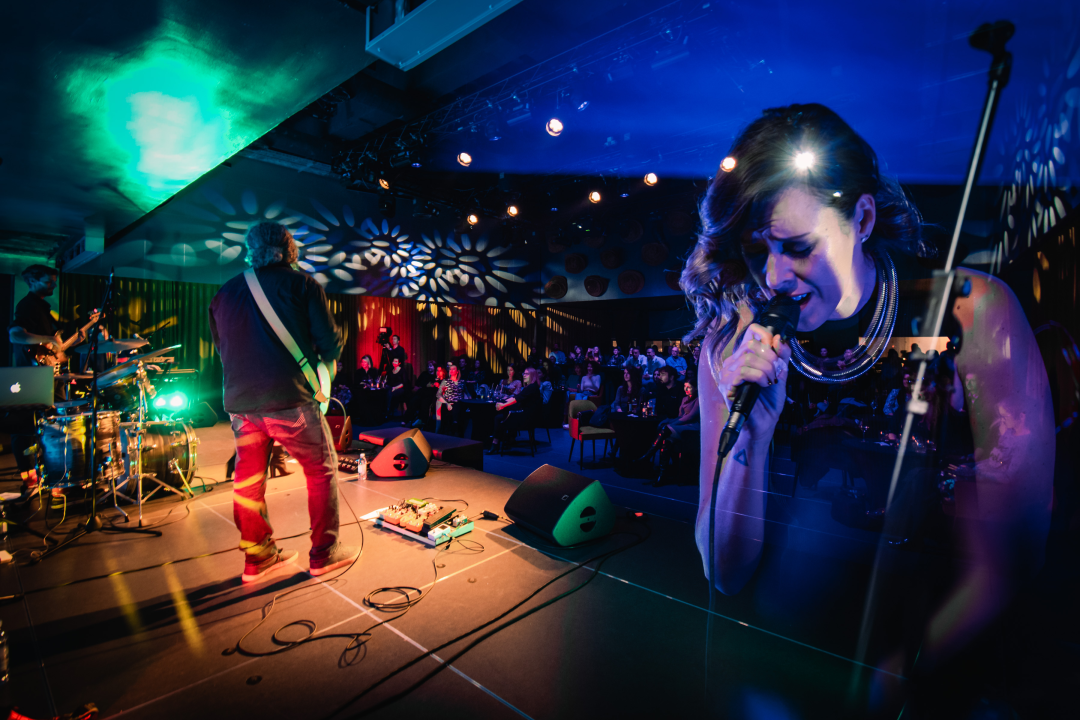 Natali Dizdar u ‘Arsenu’ u suzama otpjevala Arsenovu Zamijenit ću te gorim i proslavila 20 godina karijere