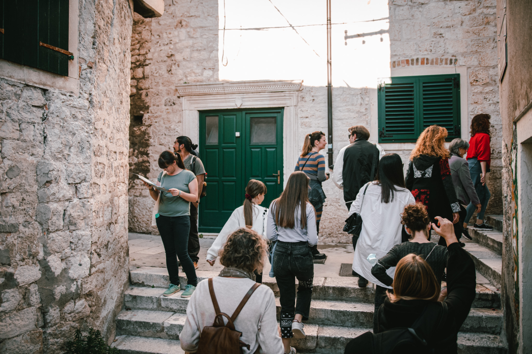 Od brudetože, priko buklije do dišpetože: Šibenski vodiči odličnom turom do suza nasmijali sugrađane 