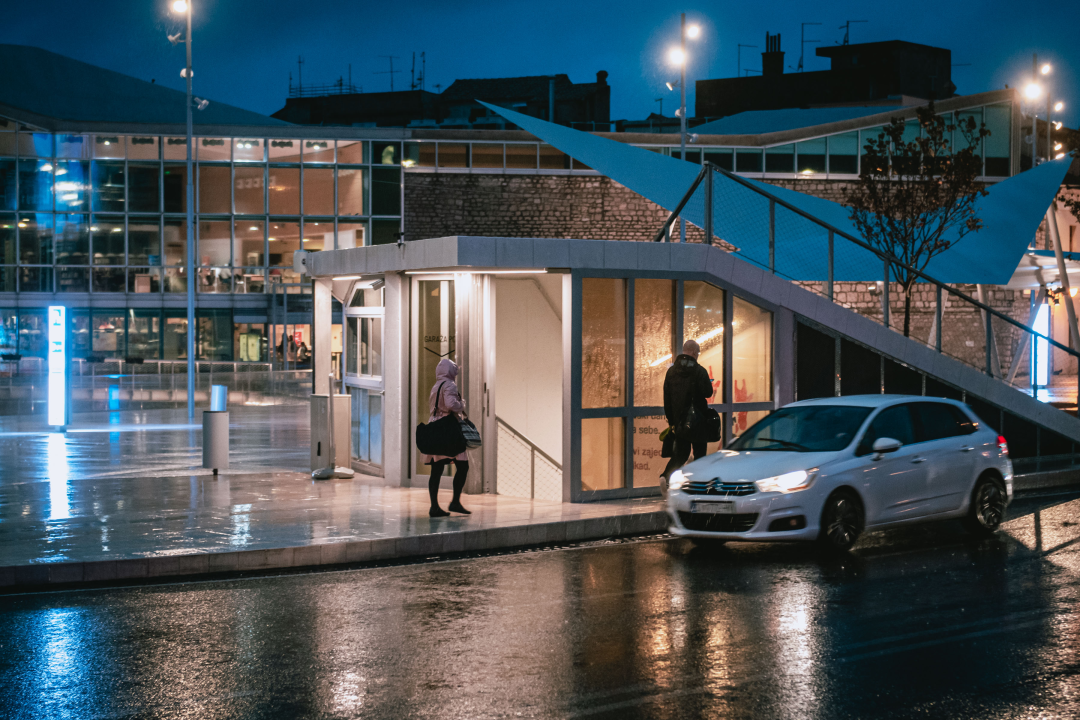 Kiša i jugo ispraznili grad: Prolaznika je malo, ali nekima ne smeta vožnja romobila po kiši