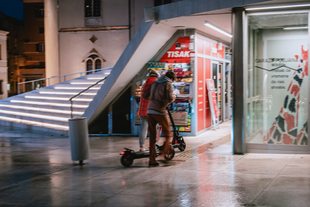 Kiša i jugo ispraznili grad: Prolaznika je malo, ali nekima ne smeta vožnja romobila po kiši