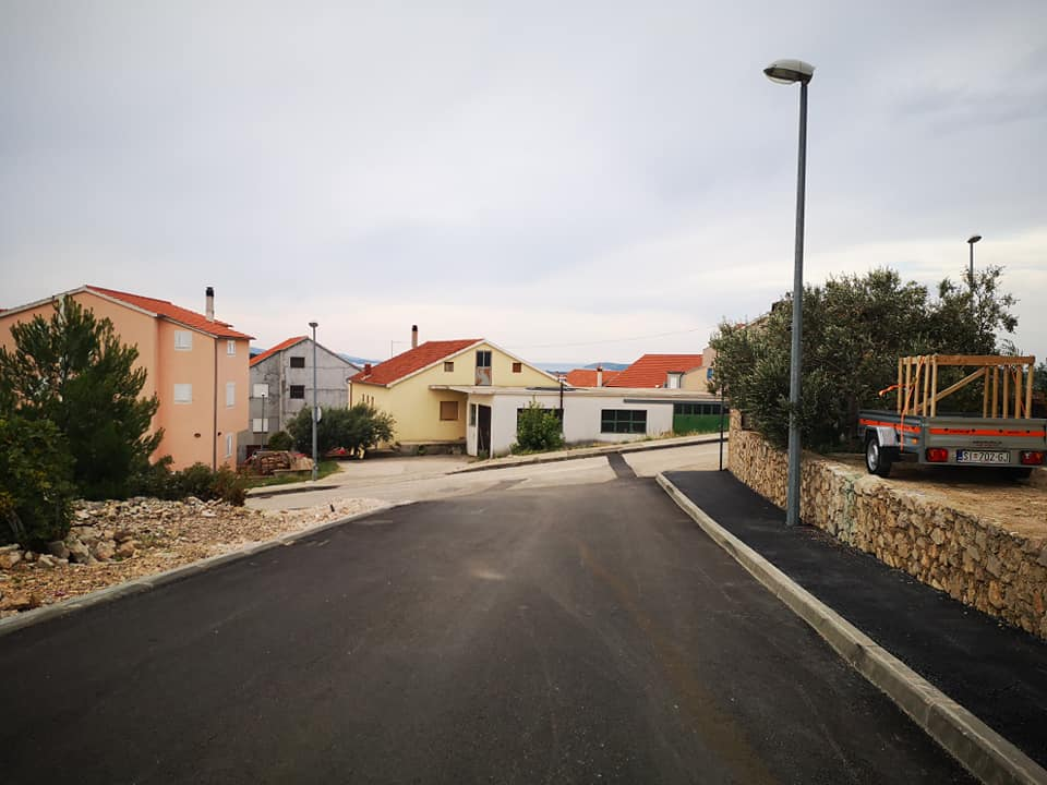 Šest mjeseci nakon potpisivanja ugovora, stigao asfalt na Meterize: Pri kraju uređenje ulice Put Gvozdenova    