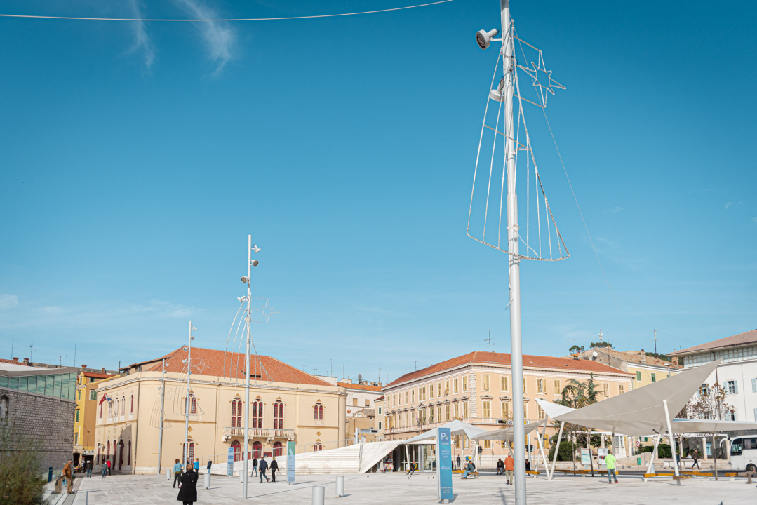 Počelo blagdansko ukrašavanje grada: Zasvijelit će đardin, Poljana, Kalelarga, fasade...