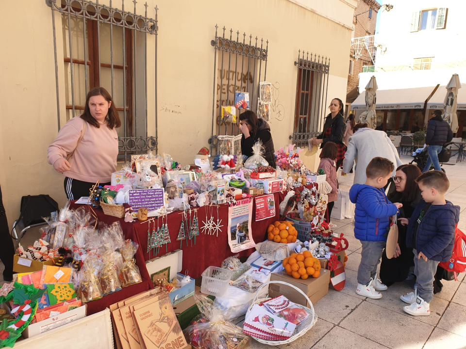 Počeo 'Božićni sajam za Kiaru' ispred kazališta: Dođite i pomognite!