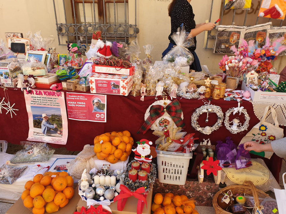 Počeo 'Božićni sajam za Kiaru' ispred kazališta: Dođite i pomognite!