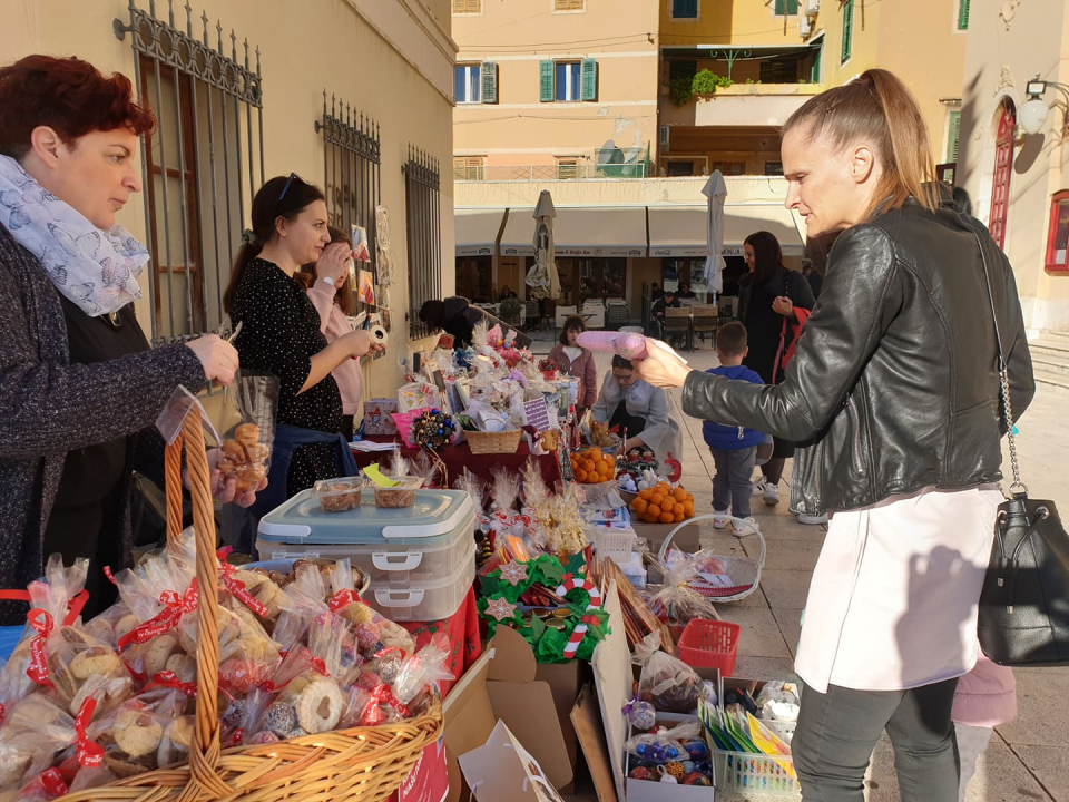 Počeo 'Božićni sajam za Kiaru' ispred kazališta: Dođite i pomognite!