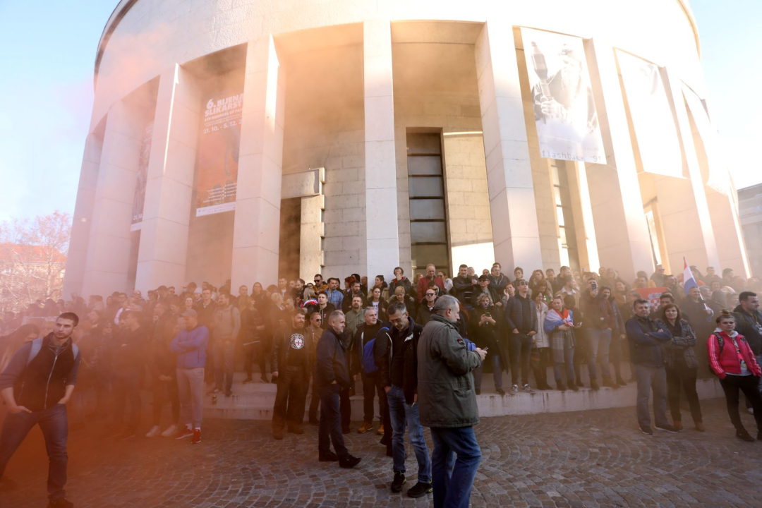 Završio prosvjed u Zagrebu: Pogledajte atmosferu u Zagrebu, okupljene i transparente koje su nosili