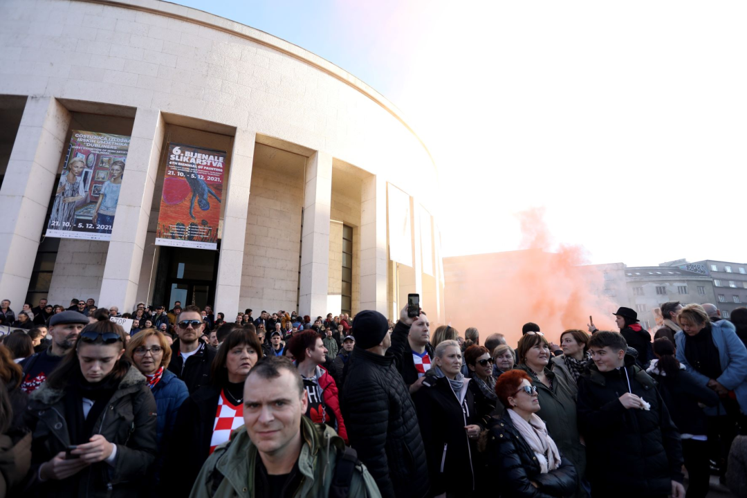 Završio prosvjed u Zagrebu: Pogledajte atmosferu u Zagrebu, okupljene i transparente koje su nosili