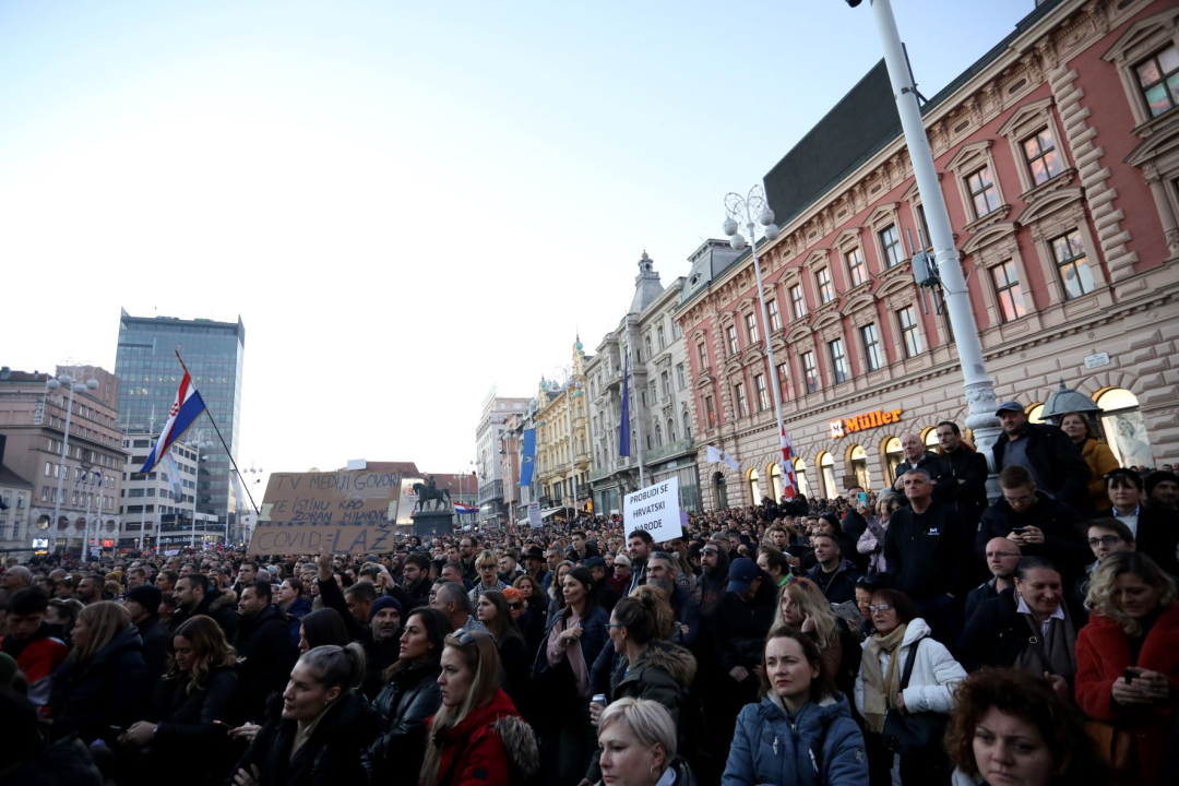 Završio prosvjed u Zagrebu: Pogledajte atmosferu u Zagrebu, okupljene i transparente koje su nosili