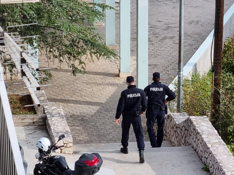 Novo 'žarište' na Vidicima: Prosvjednici od jučer 'opsjedaju' osnovnu školu, pozvana policija