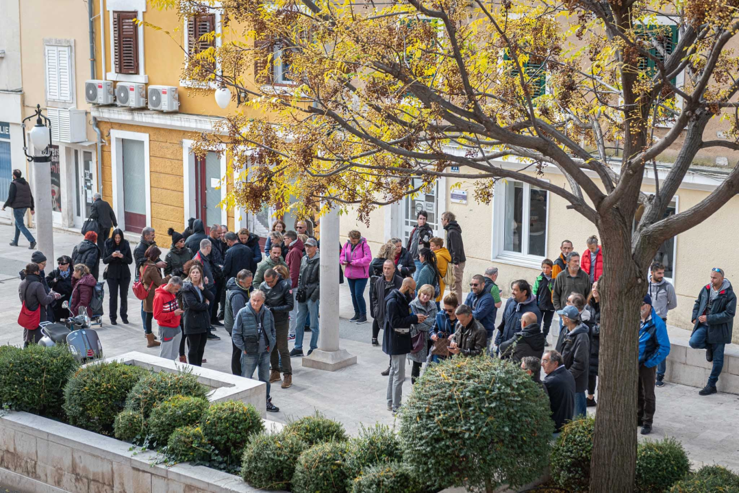 Prosvjednici protiv mjera jutros pred gradskom i županijskom upravom: Spominjali NDH, naciste i logore pa došli pred ŠibenikIN 