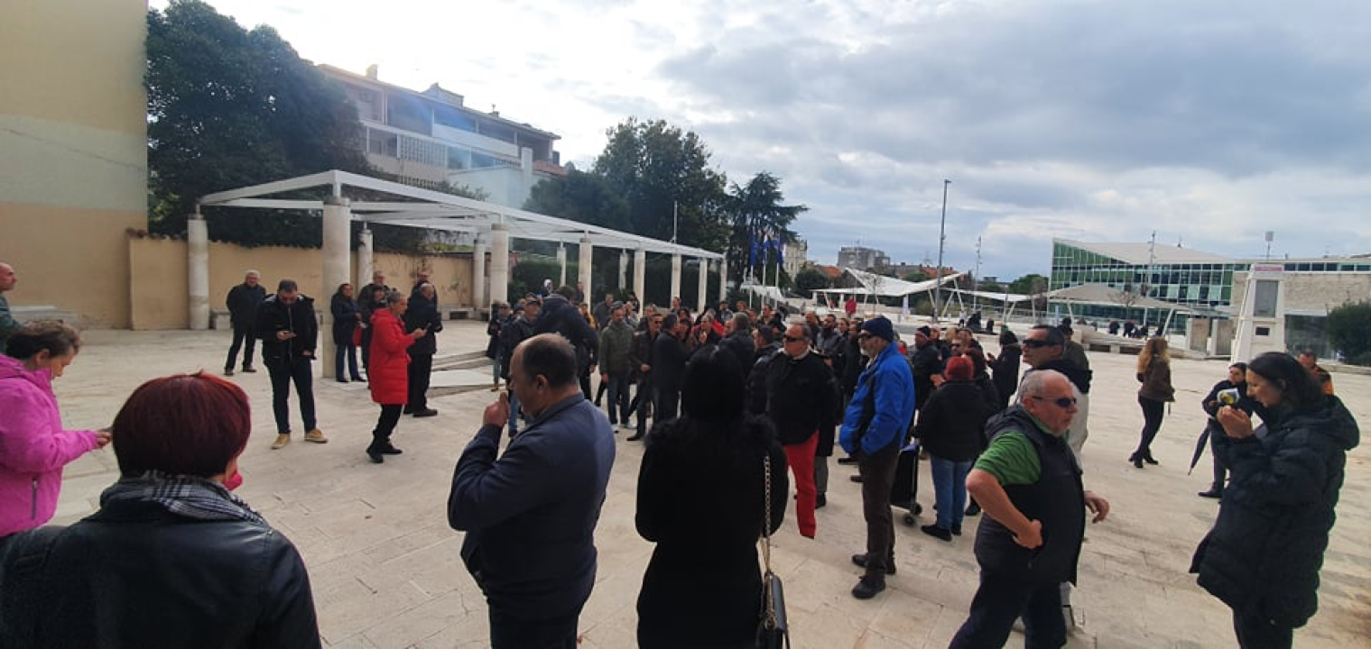 Prosvjednici protiv mjera jutros pred gradskom i županijskom upravom: Spominjali NDH, naciste i logore pa došli pred ŠibenikIN 