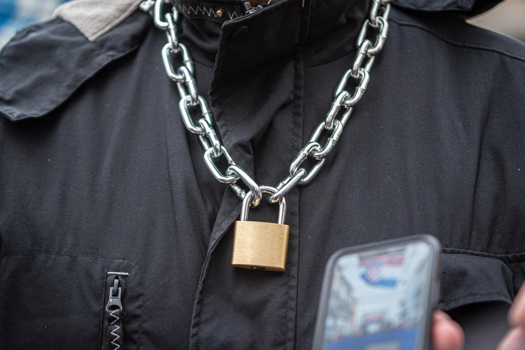 Lanac i katanac na vratima šibenske gradske uprave: 'Neka osjete kako je nama svaki dan'