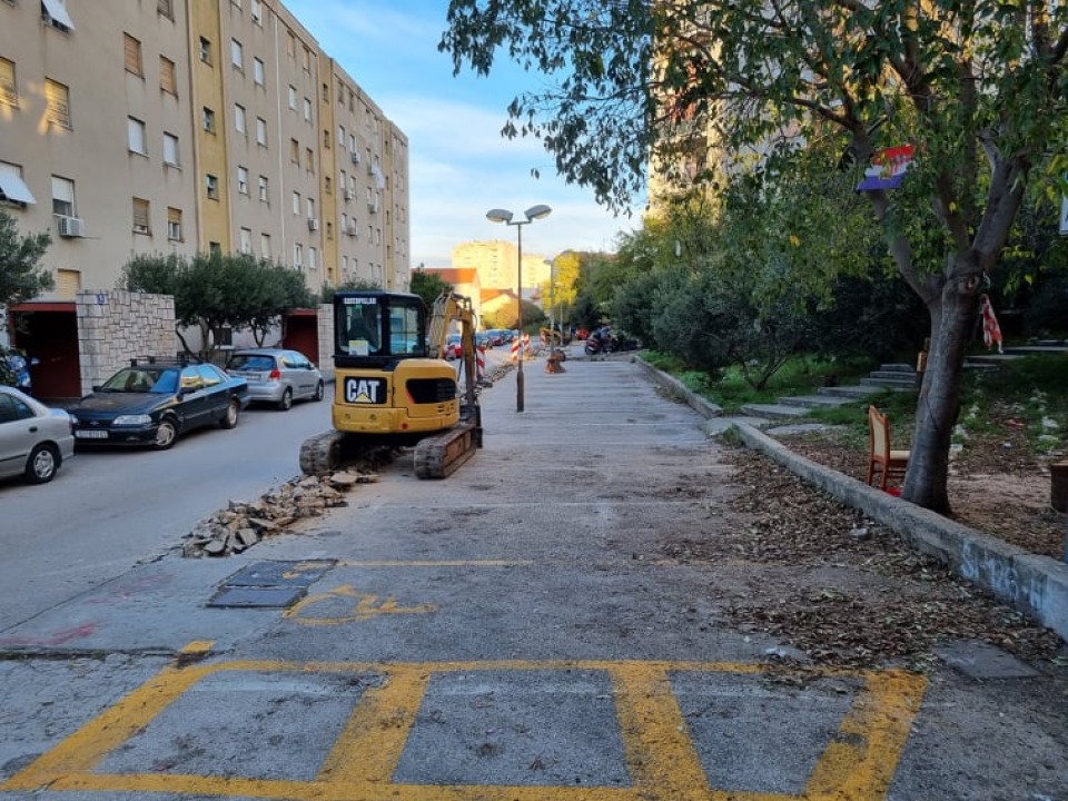 U Ulici branitelja Domovinskog rada opet započeli radovi: Uređuje se nogostup, parkirna mjesta i postavlja prometna signalizacija 