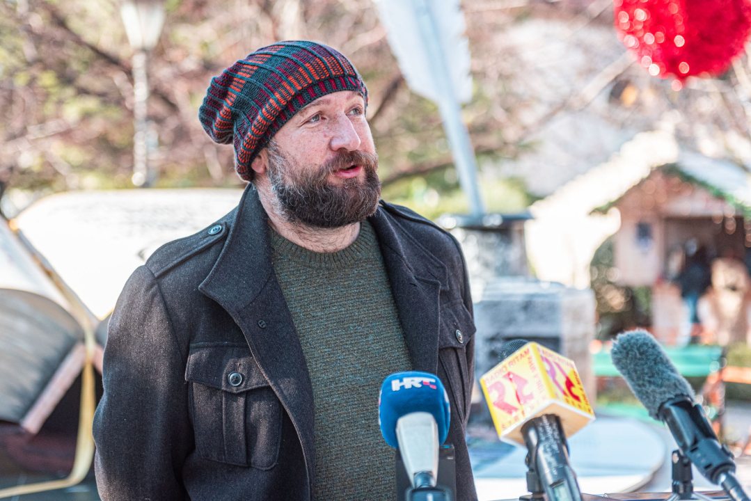 Najteže štivo u gradu: U parku otvorena 300 kila teška knjiga koju su šibenski umjetnici izrađivali više od 500 sati 