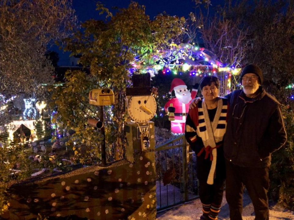 Krenula je božićna bajka: 20 tisuća lampica obasjalo je vrt obitelji Vlahov 