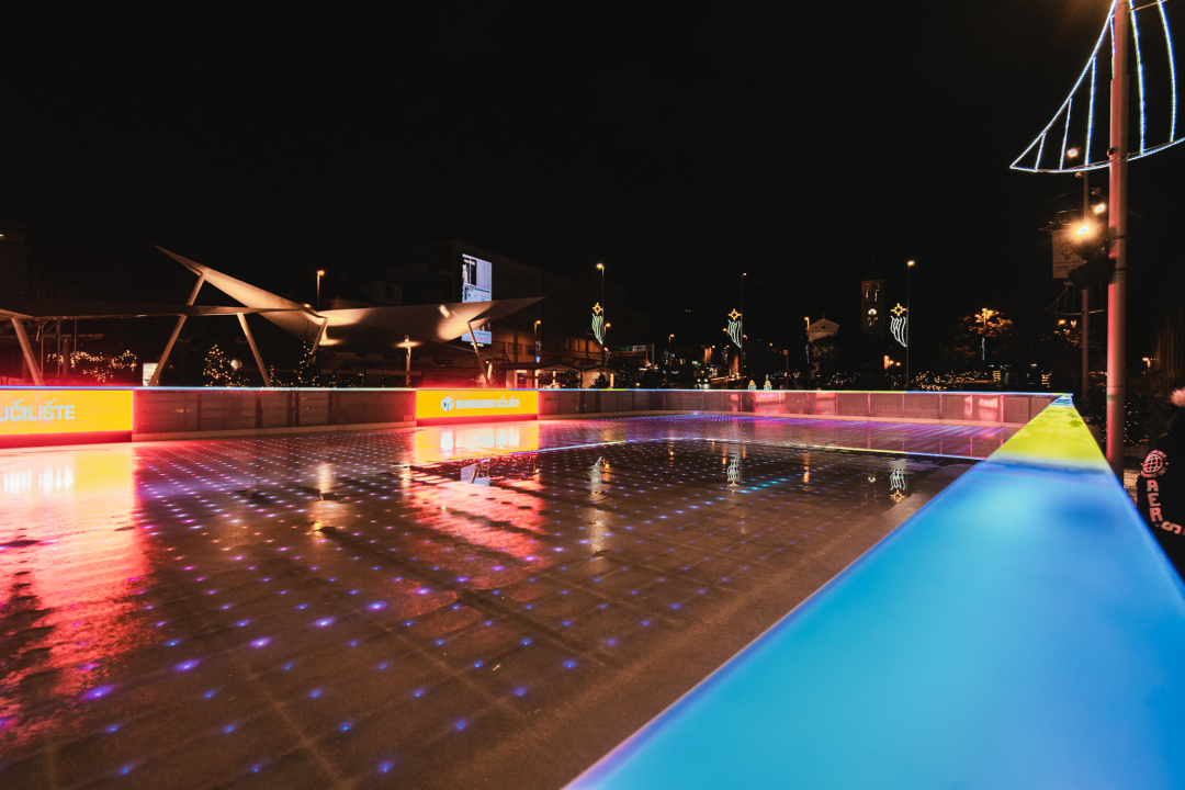 Klizalište na Poljani izgleda bajkovito! Prvi klizači na led  prošaran svjetlosnim efektima mogu već u subotu poslijepodne