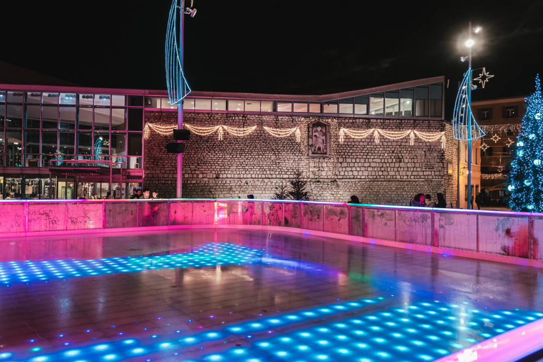 Klizalište na Poljani izgleda bajkovito! Prvi klizači na led  prošaran svjetlosnim efektima mogu već u subotu poslijepodne