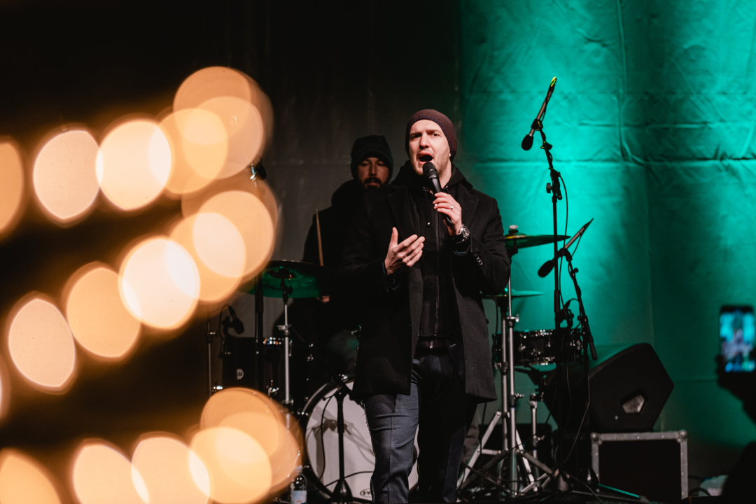 Kralj prvih plesova svojim baladama ugrijao srca Adventurista u Parkiću