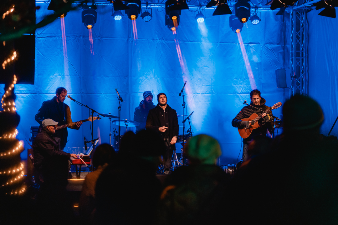 Kralj prvih plesova svojim baladama ugrijao srca Adventurista u Parkiću