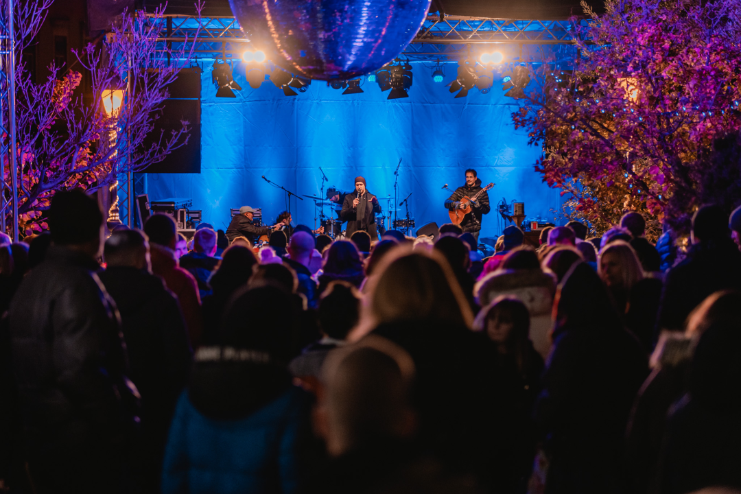 Kralj prvih plesova svojim baladama ugrijao srca Adventurista u Parkiću