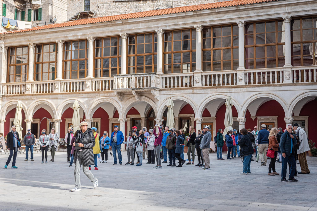Na svetu Lucu šibenska Gradska vijećnica potpuno je srušena u Drugom svjetskom ratu 