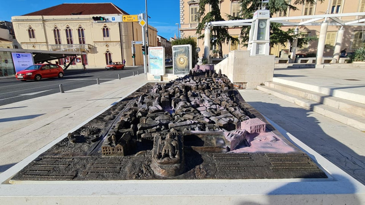 Neka budala išarala je ružičastom bojom brončani Vilin reljef Šibenika pred gradskom upravom 