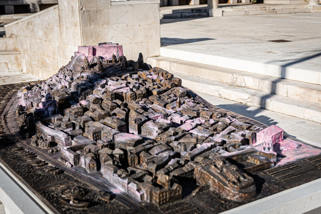 Neka budala išarala je ružičastom bojom brončani Vilin reljef Šibenika pred gradskom upravom 