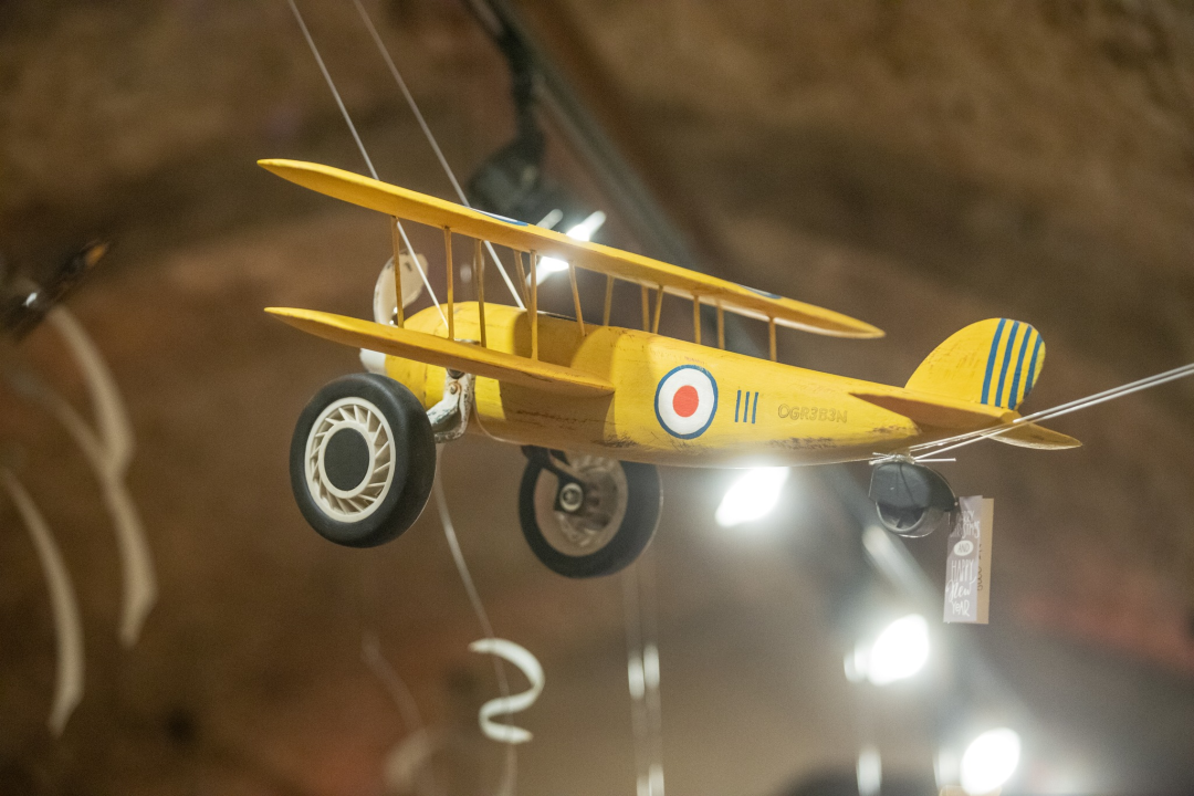 Otvoren Božićni tinel u Azimutu: Prodajna izložba u čarobnom ambijentu