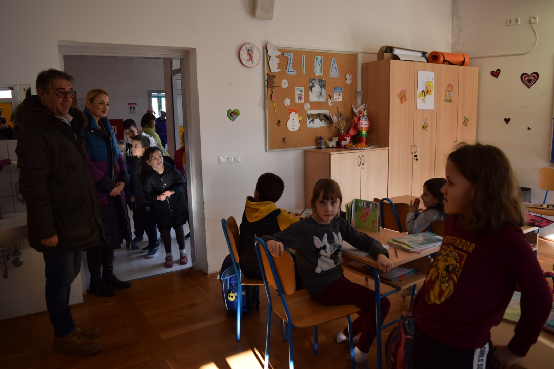 Škola na Lozovcu dobila 11 klima uređaja od NP Krka i dvije firme: Vrijedna donacija uz koju će boravak u školi biti ugodniji