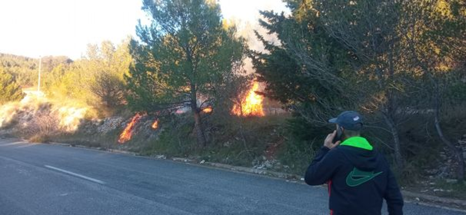 Pažljivo s pirotohenikom: Petarde umalo izazvale veći požar na 'tri trake' na Vidicima