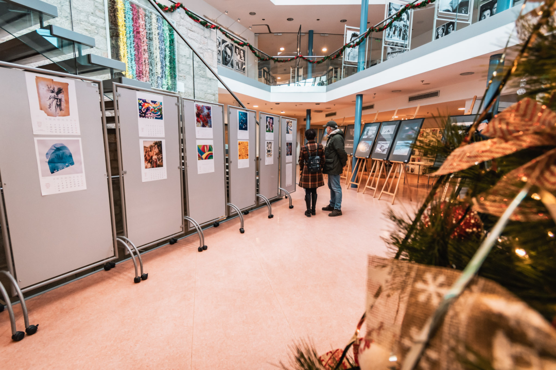 Grupa 9 predstavila svoj prvi kalendar: ‘Ovo je bis naše izložbe, ali u malim formatima’