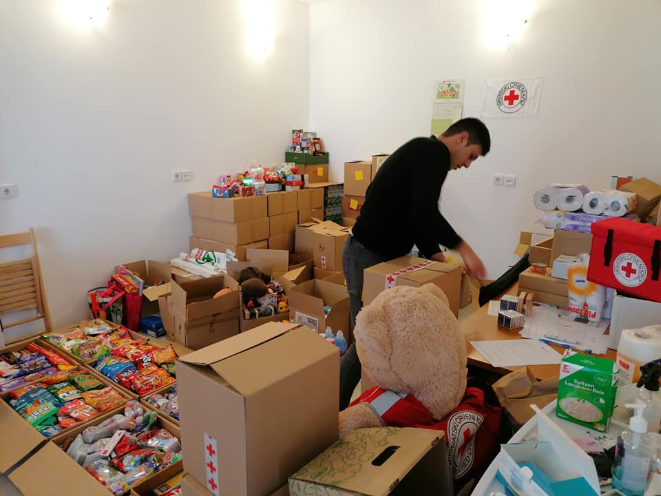 Vodički Crveni križ podijelio hranu, igračke i slatkiše obiteljima u potrebi, nešto otišlo i za Lipik