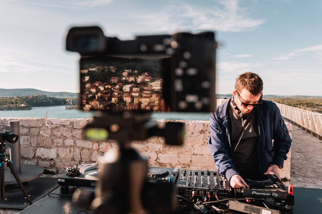 Šibeniku za rođendan poklanjamo spektakularne kadrove Šibenika uz SuggaDaddyja, Bakulu i Fikcija Mongera