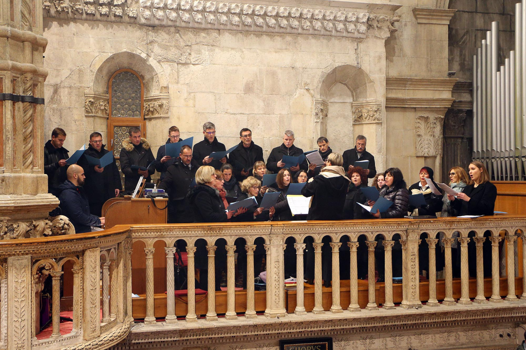 Polnoćku u katedrali predvodio biskup Tomislav Rogić, uz njega dubrovački biskup Roko Glasnović