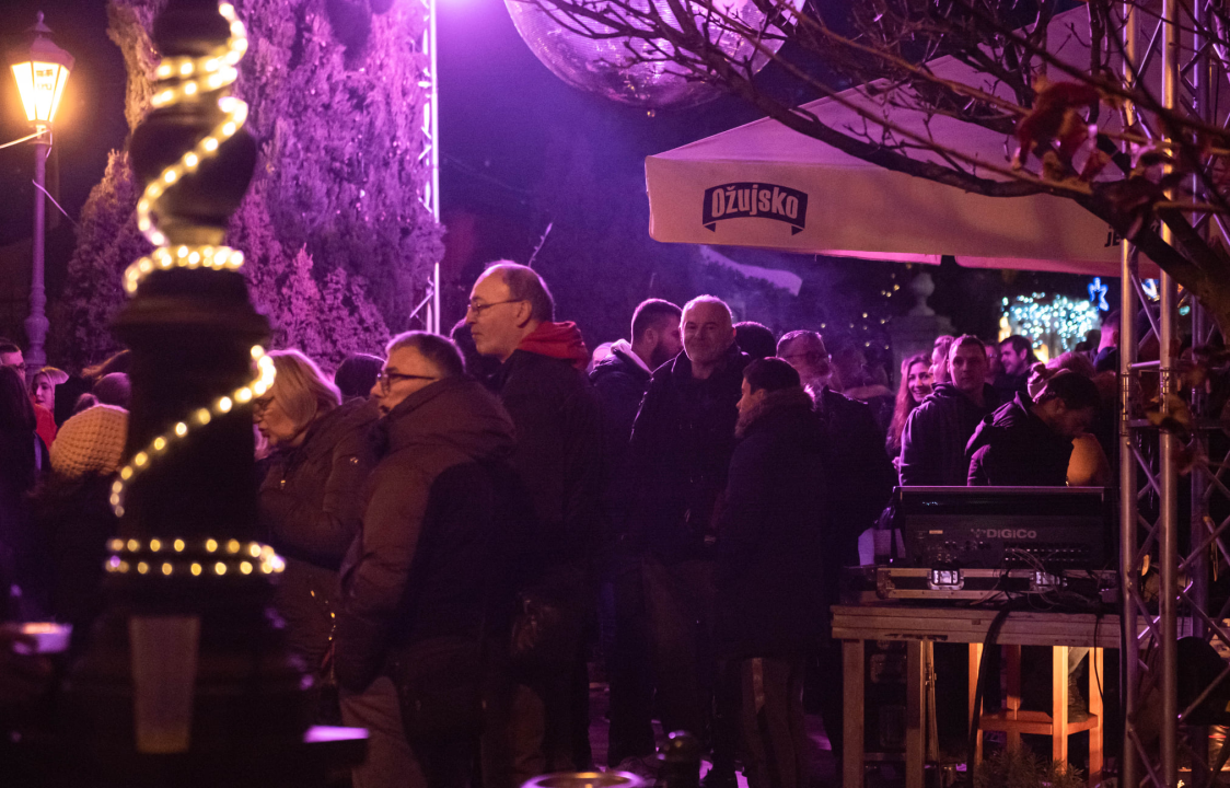 Disco Gimnazija u đardinu vratila Šibenčane u dobra stara vremena: Pogledajte kako je bilo 