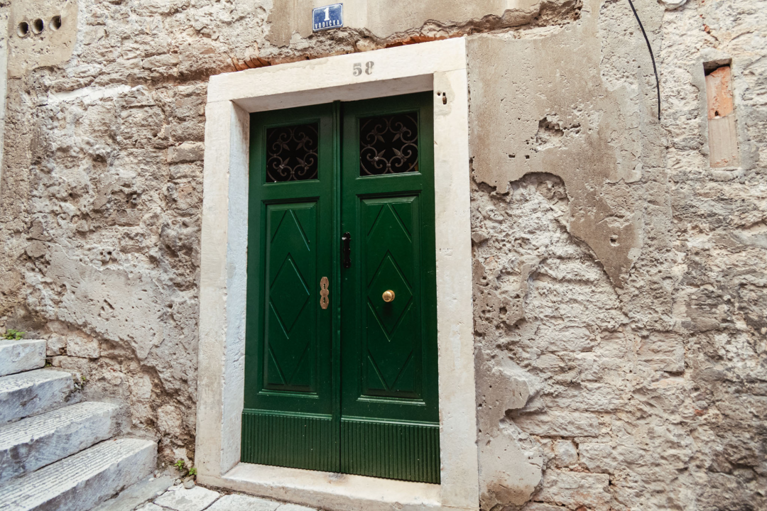 S Kalelarge skrenite u Vodičku koja je puna obnovljenih detalja, a posebnu priču kriju jedna vrata na Gorici 