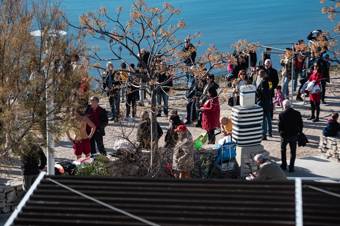 Odvažnih 12 okupalo se na Banju u podne na samu Novu godinu: 'Ovo nije hladna voda'
