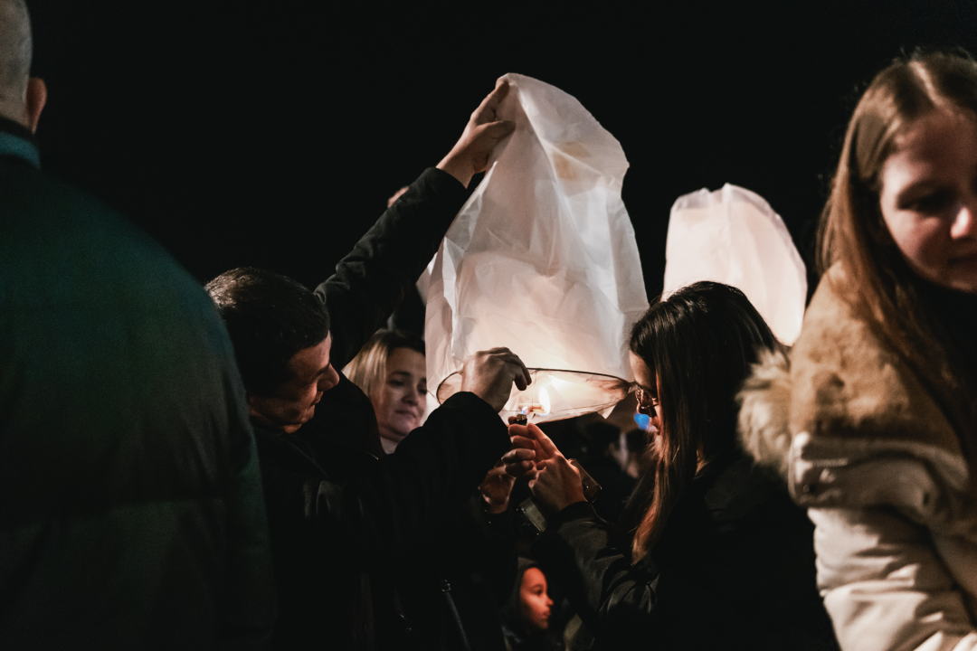 Na Poljani pušteni lampioni za Kiaru: Prekrasni prizori u mirnoj novogodišnjoj noći