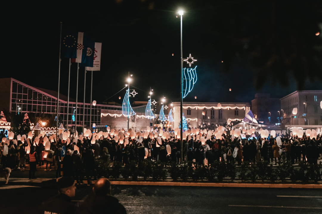 Na Poljani pušteni lampioni za Kiaru: Prekrasni prizori u mirnoj novogodišnjoj noći