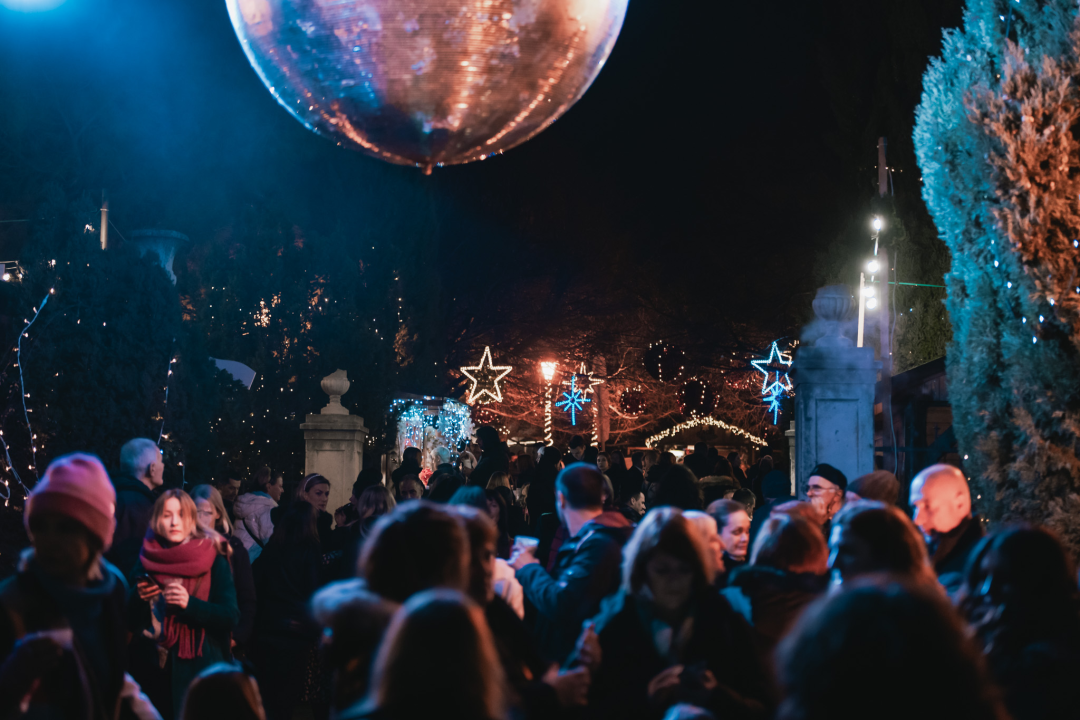 Na Poljani pušteni lampioni za Kiaru: Prekrasni prizori u mirnoj novogodišnjoj noći