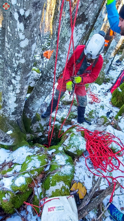 Sretan kraj! Hrvatski GSS-ovci spasili promrzlog i izgladnjelog psića iz jame duboke osam metara