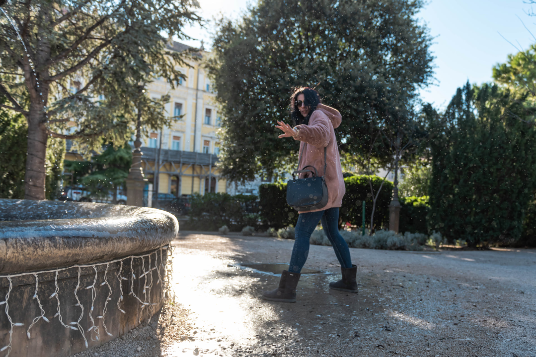 Zaledila fontana: Prije nego posegnete za mobitelom fotkati ovaj prizor u đardinu, pripazite gdje stajete