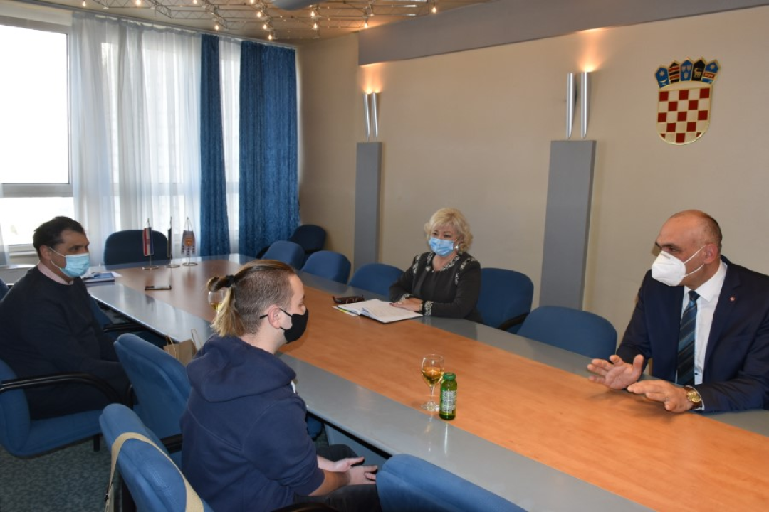 Župan Jelić primio mladog šibenskog biologa Sebastiana Ćatu: Zbog otkrića novih vrsta poklonio mu enciklopediju