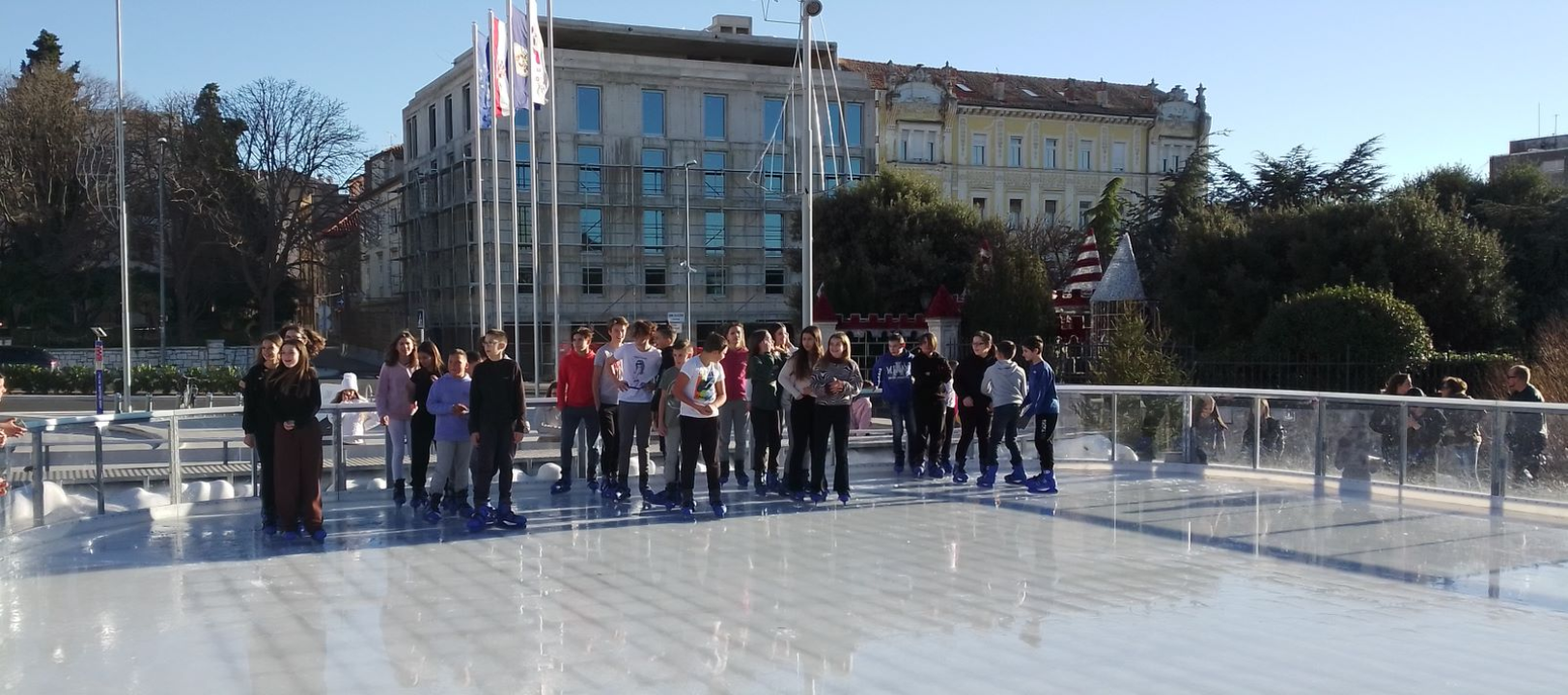 Održana 'Šibenska zimska Olimpijada': Pet ekipa odmjerilo snage na ledu, Jurini Jazavci pobijedili