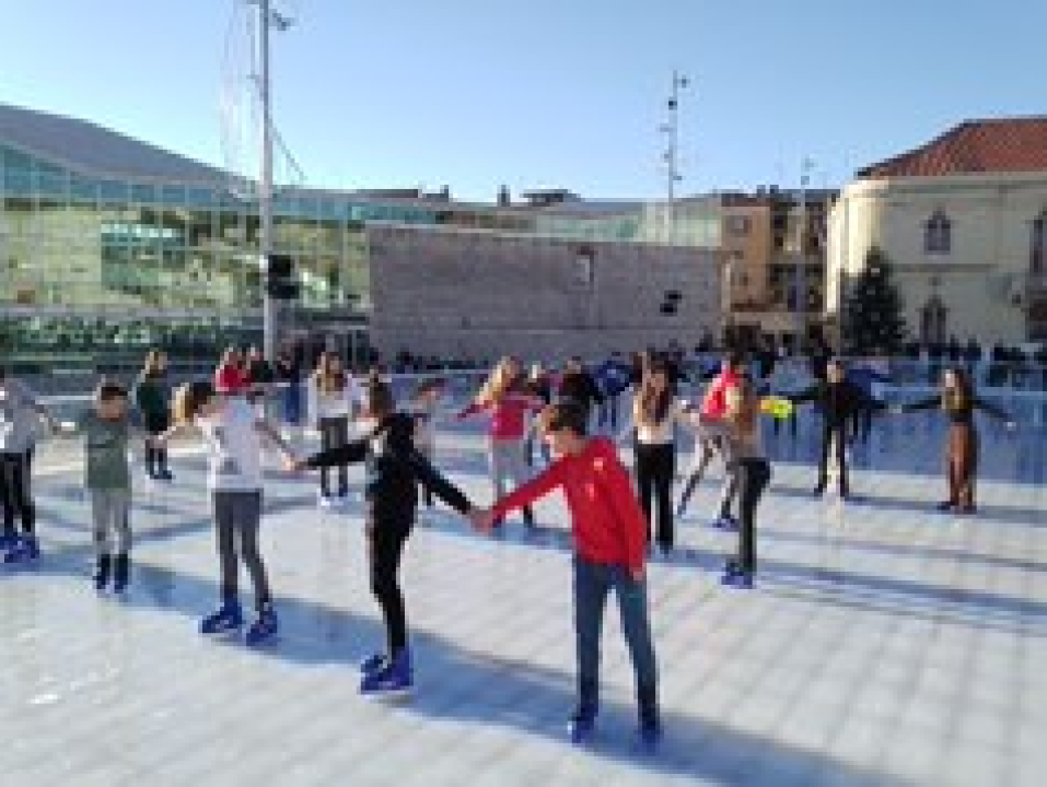 Održana 'Šibenska zimska Olimpijada': Pet ekipa odmjerilo snage na ledu, Jurini Jazavci pobijedili