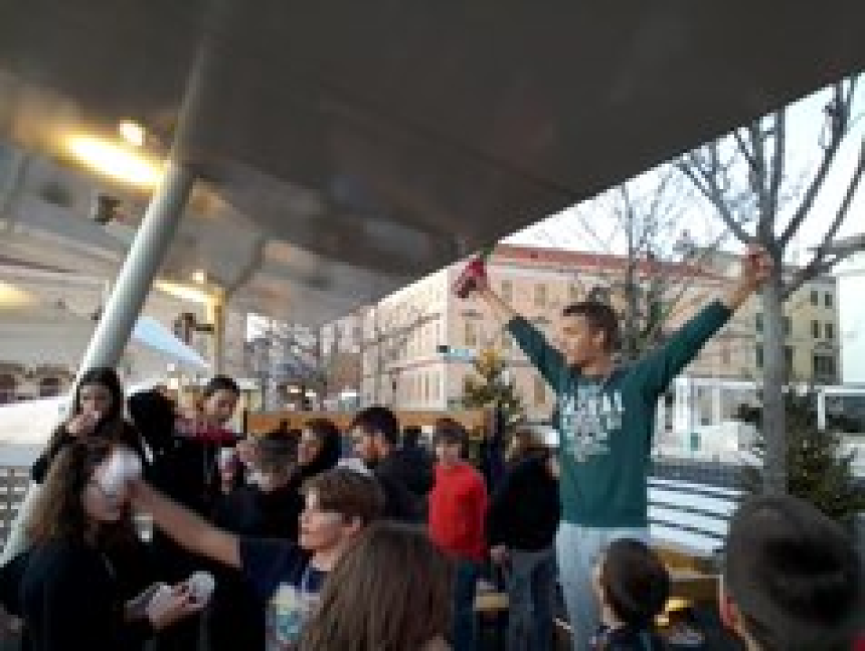 Održana 'Šibenska zimska Olimpijada': Pet ekipa odmjerilo snage na ledu, Jurini Jazavci pobijedili