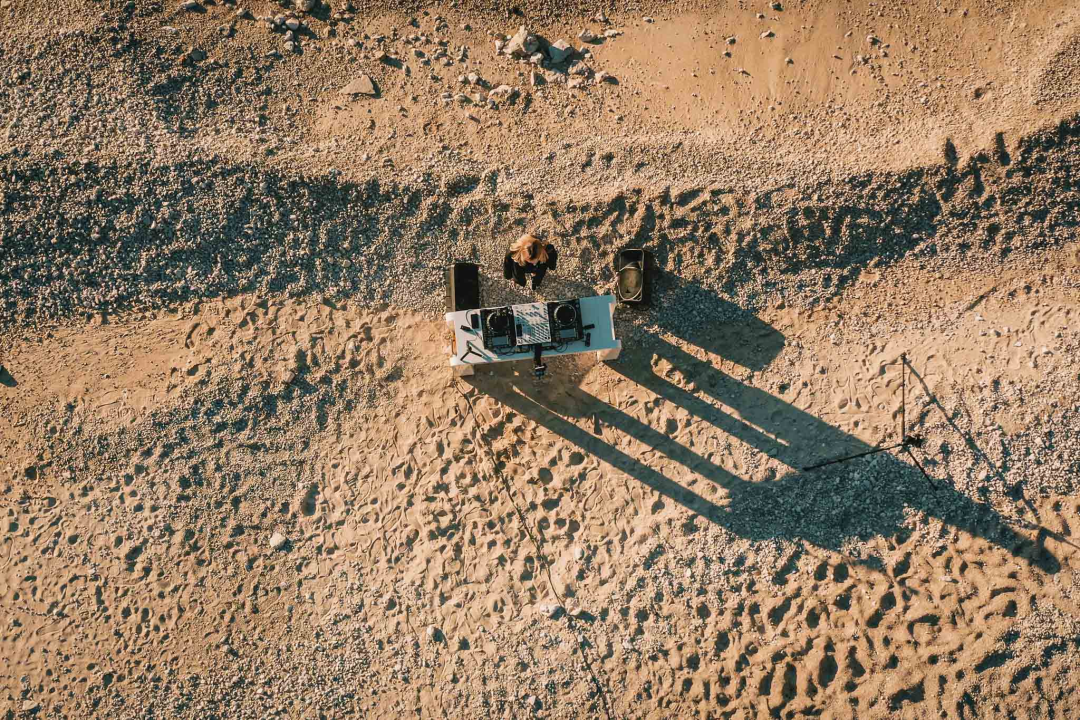 Nora Van Elken snimila set na primoštenskoj plaži, gledat će ga 10 milijuna pratitelja ‘Chill Nationa’