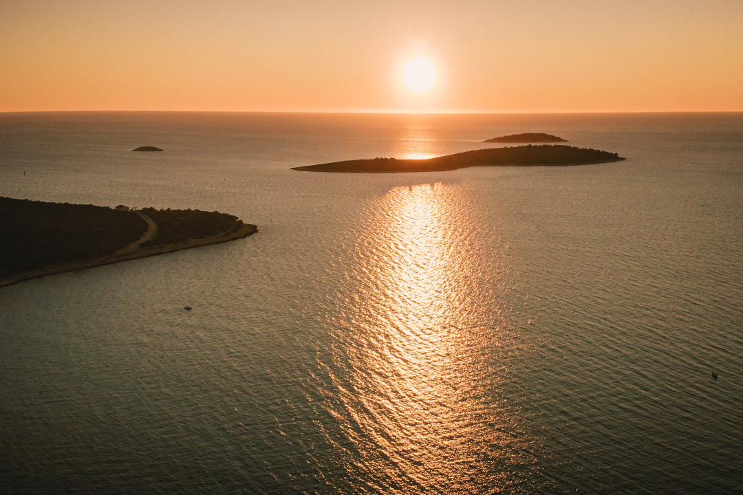 Nora Van Elken snimila set na primoštenskoj plaži, gledat će ga 10 milijuna pratitelja ‘Chill Nationa’