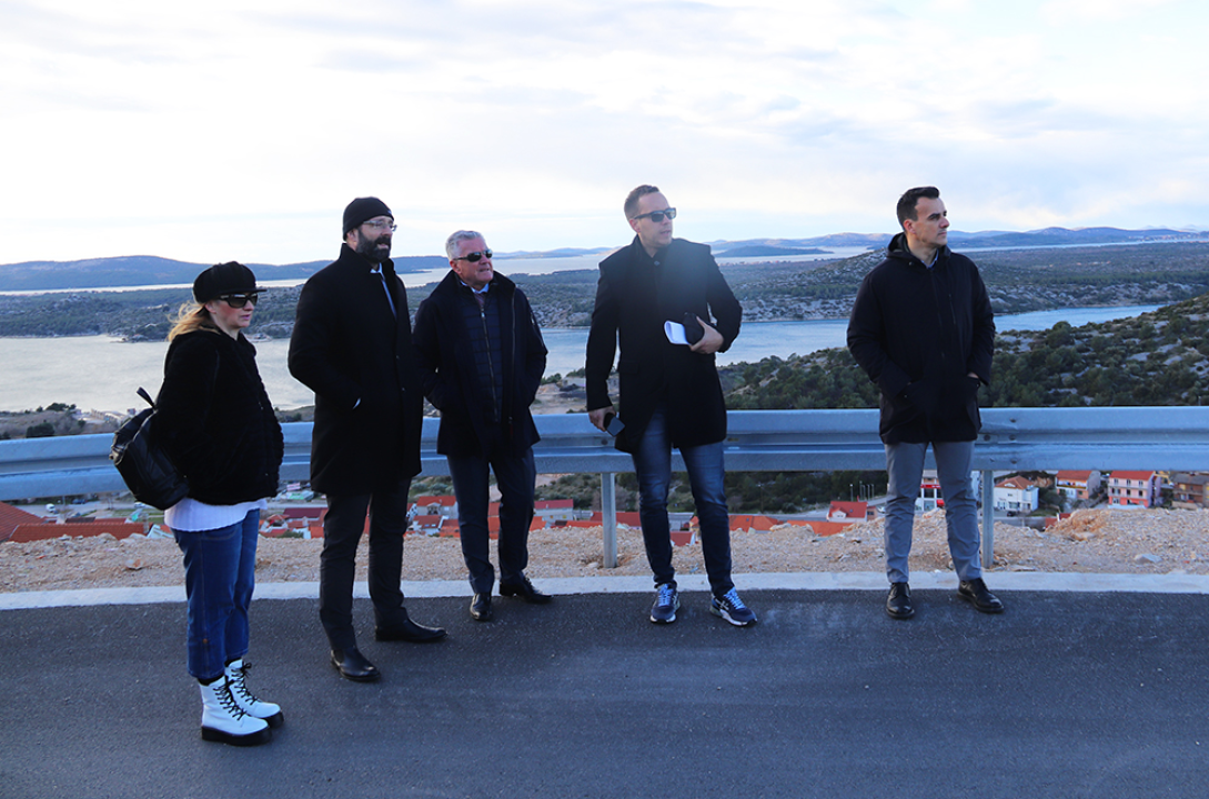 Stavljen asfalt u ulici na Meterizama, gradski čelnici ga isprobali: 'Riječ je  o zahtjevnom projektu'  